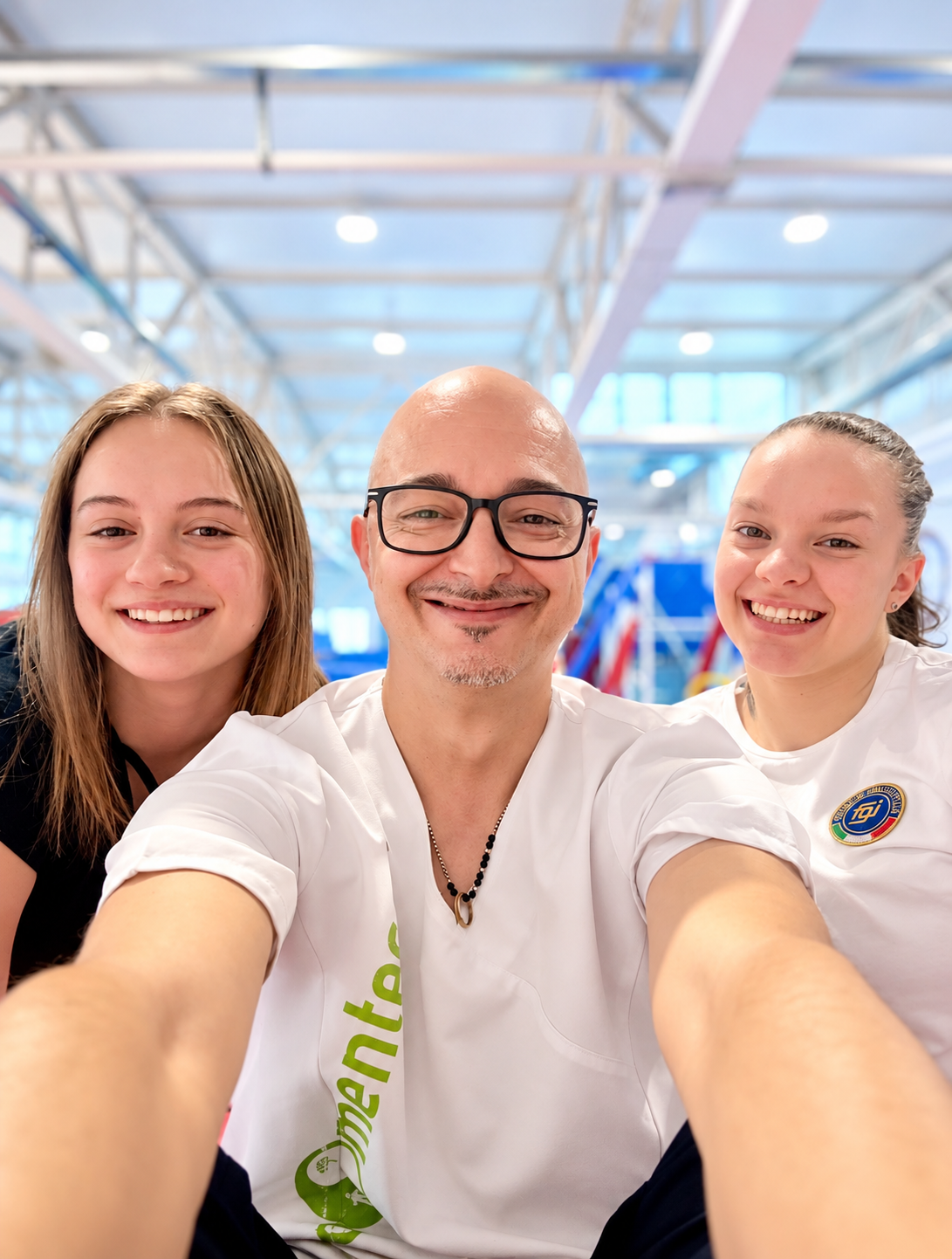 Adriano Di Bartolo insieme a due atlete in palestra